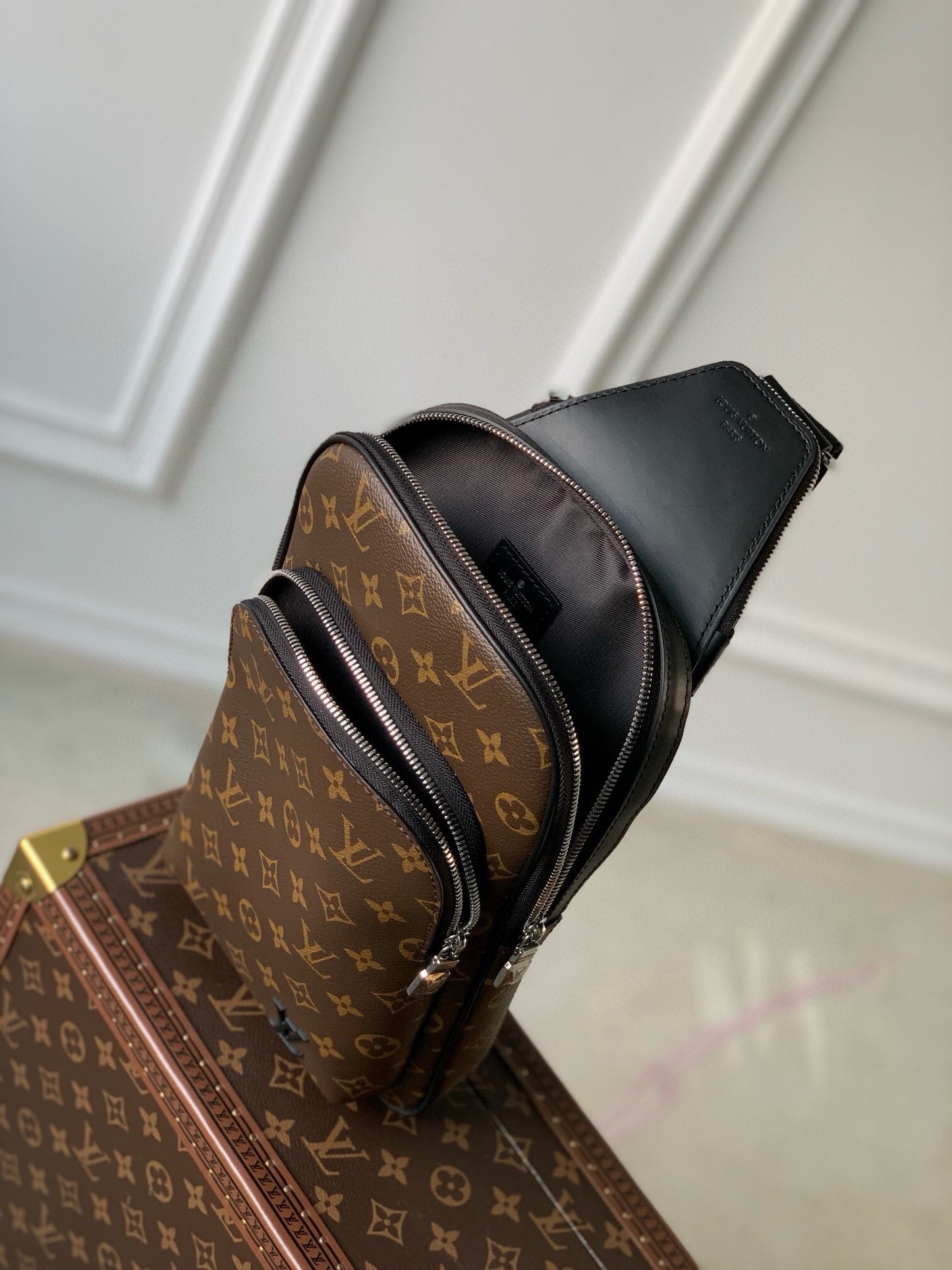 Louis Vuitton Avenue Slingbag