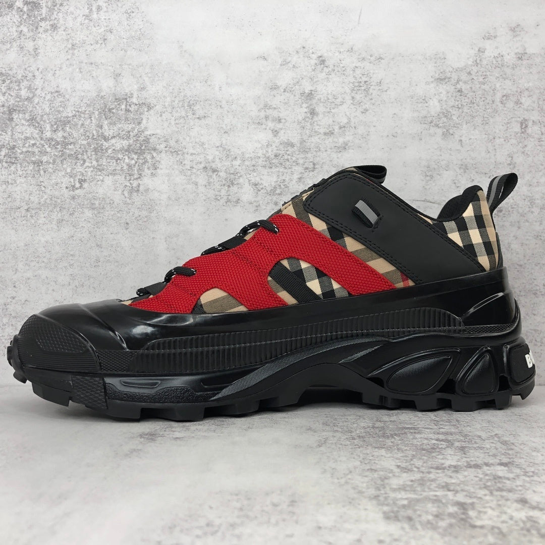Burberry Arthur "Black-Red"
