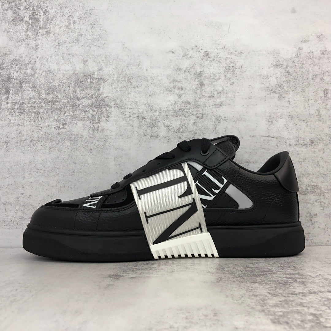 Valentino Garavani VL7N "Black-White"