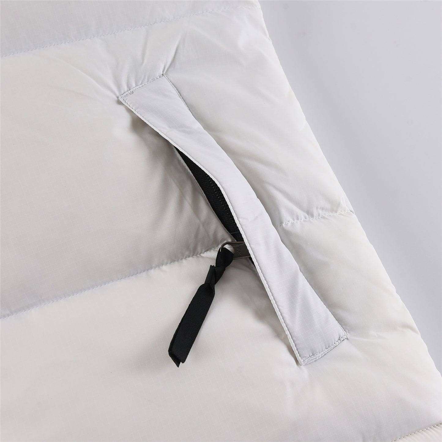 The North Face 700 Down Vest "White-Black"