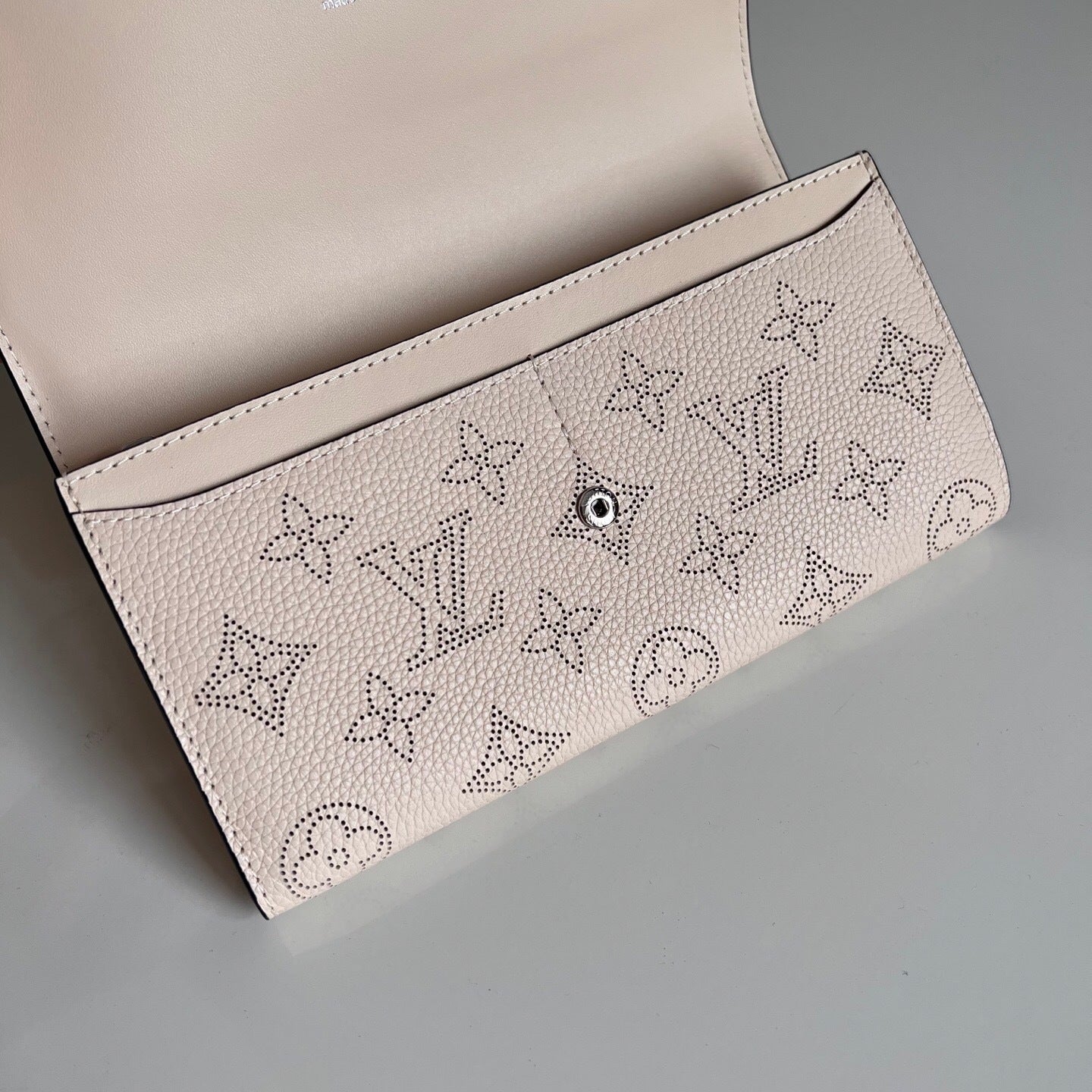 Louis Vuitton Iris Wallet "Magnolia Mahina Leather"