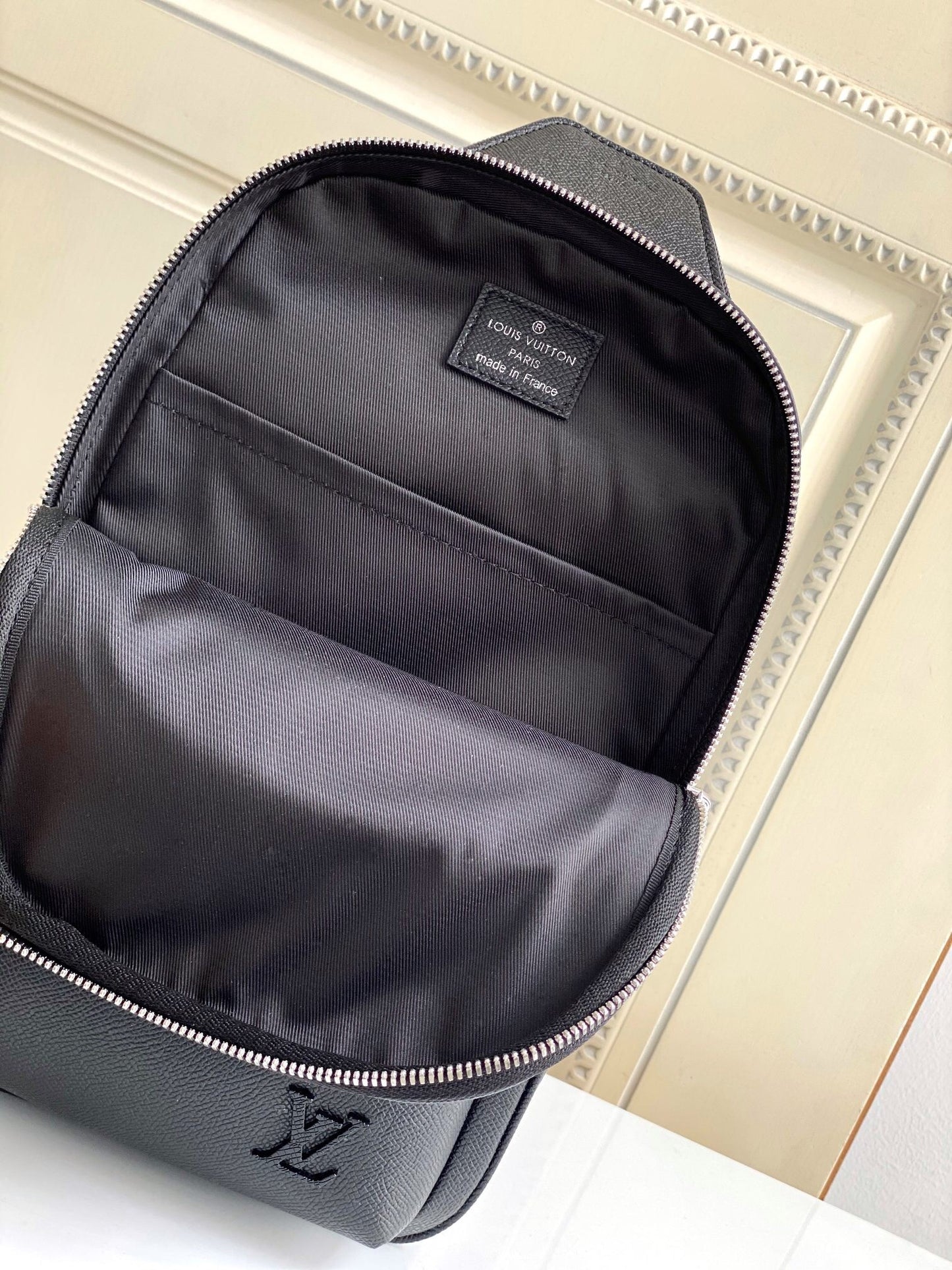 Louis Vuitton Avenue Slingbag