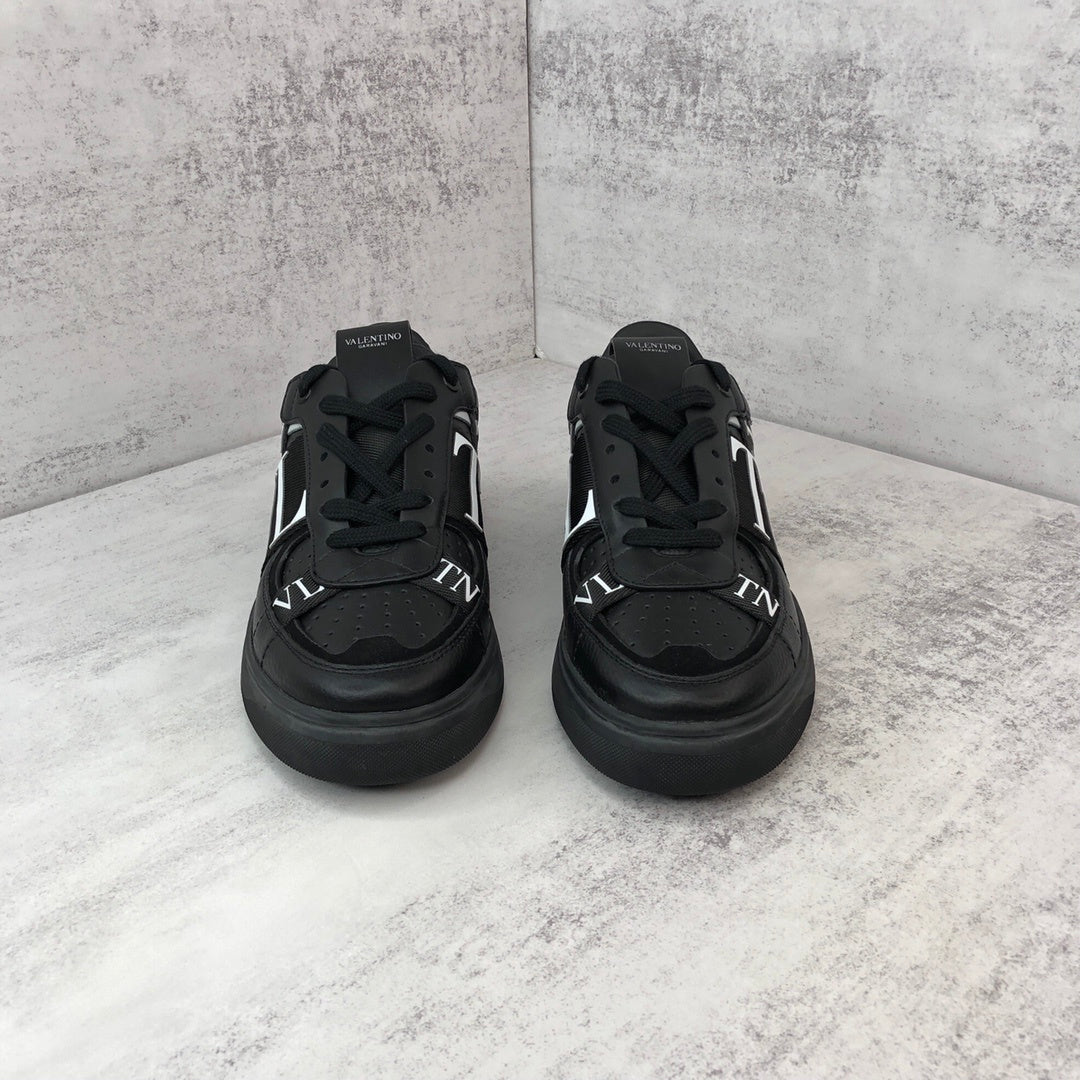 Valentino Garavani VL7N "Black"