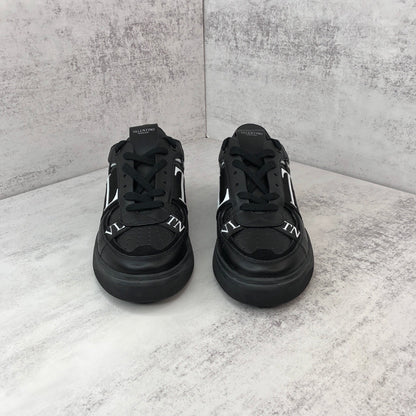 Valentino Garavani VL7N "Black"