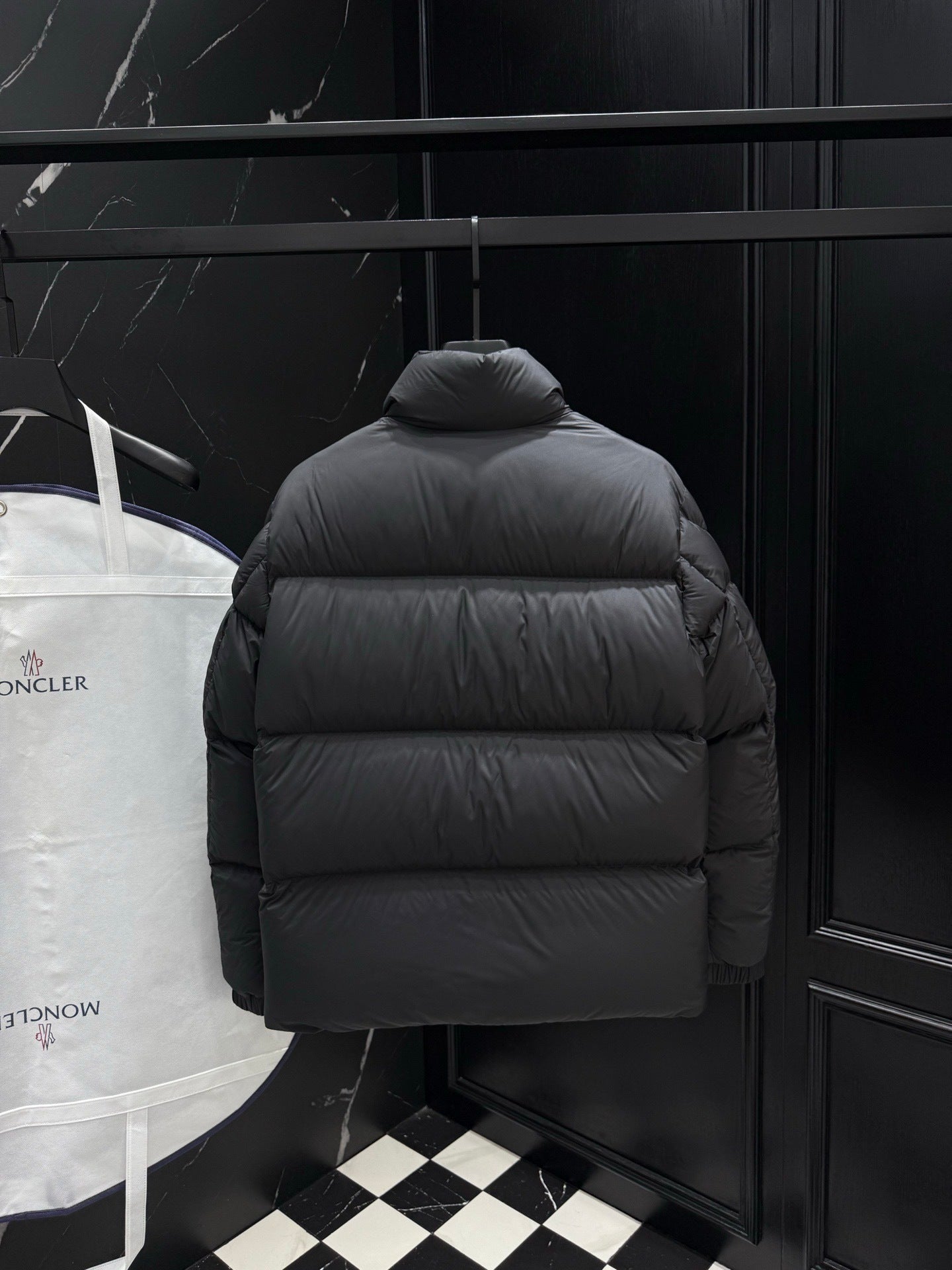 Moncler Chinon Square-Quilted Short Down Jacket "Black"