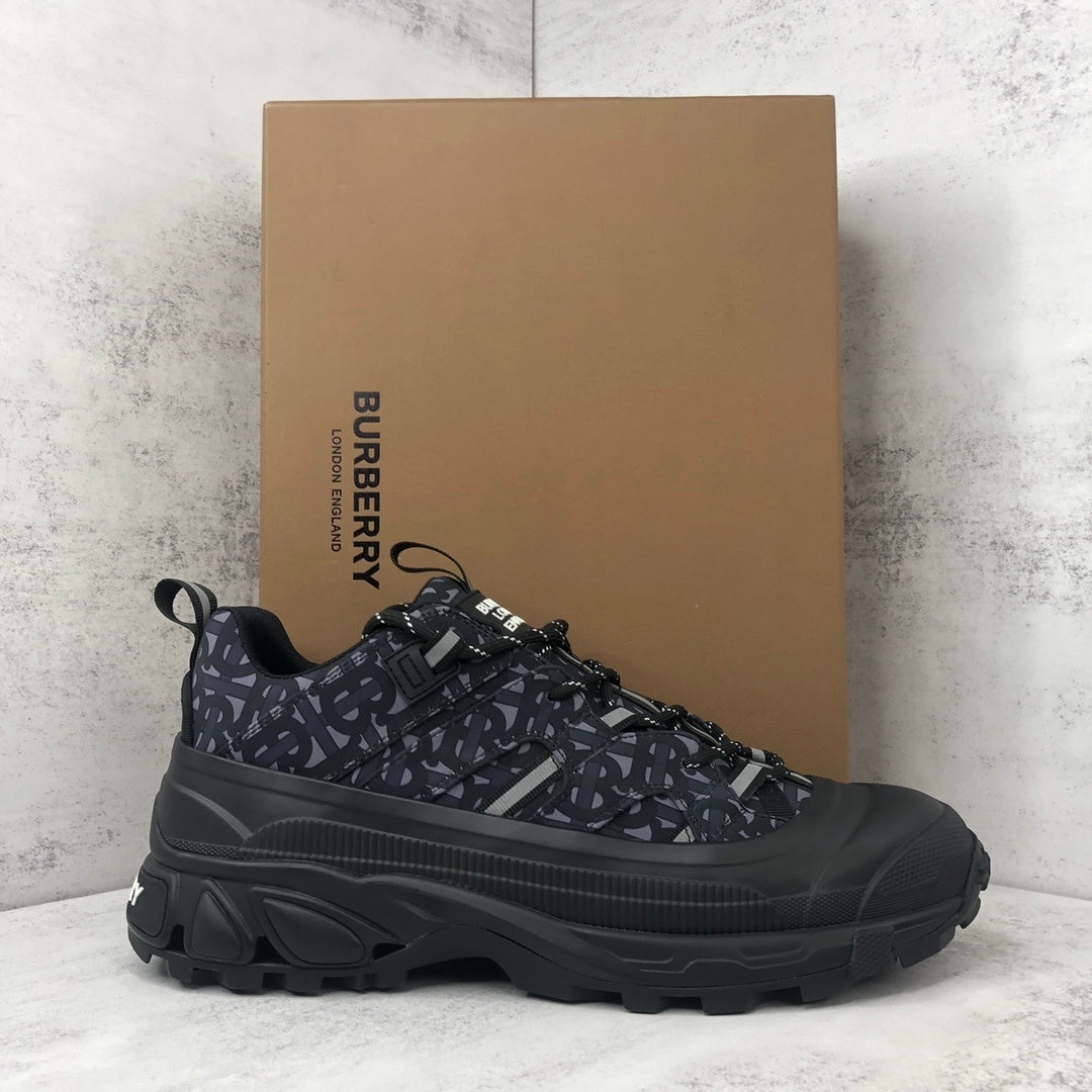 Burberry Arthur "Black-Grey Monogram"