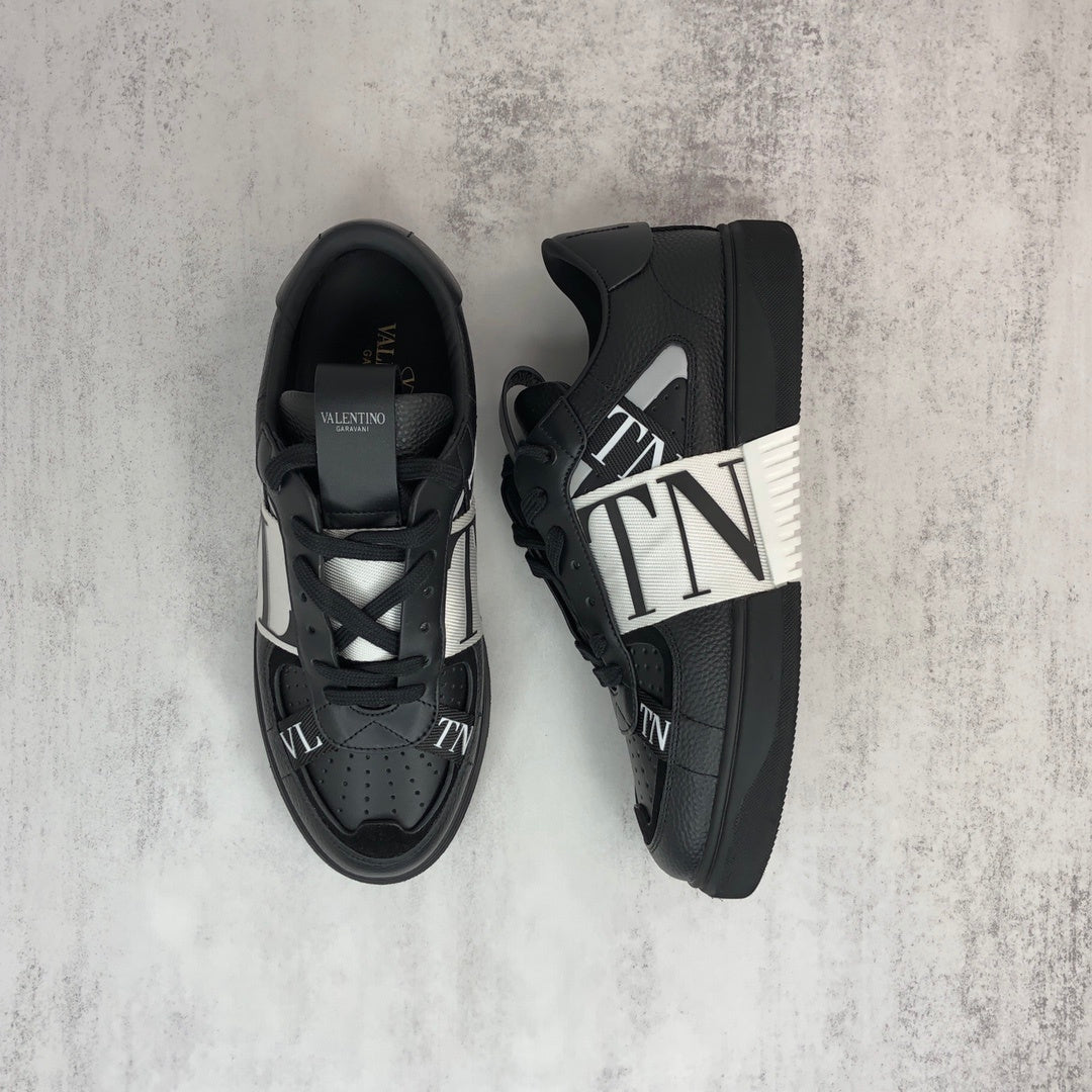 Valentino Garavani VL7N "Black-White"