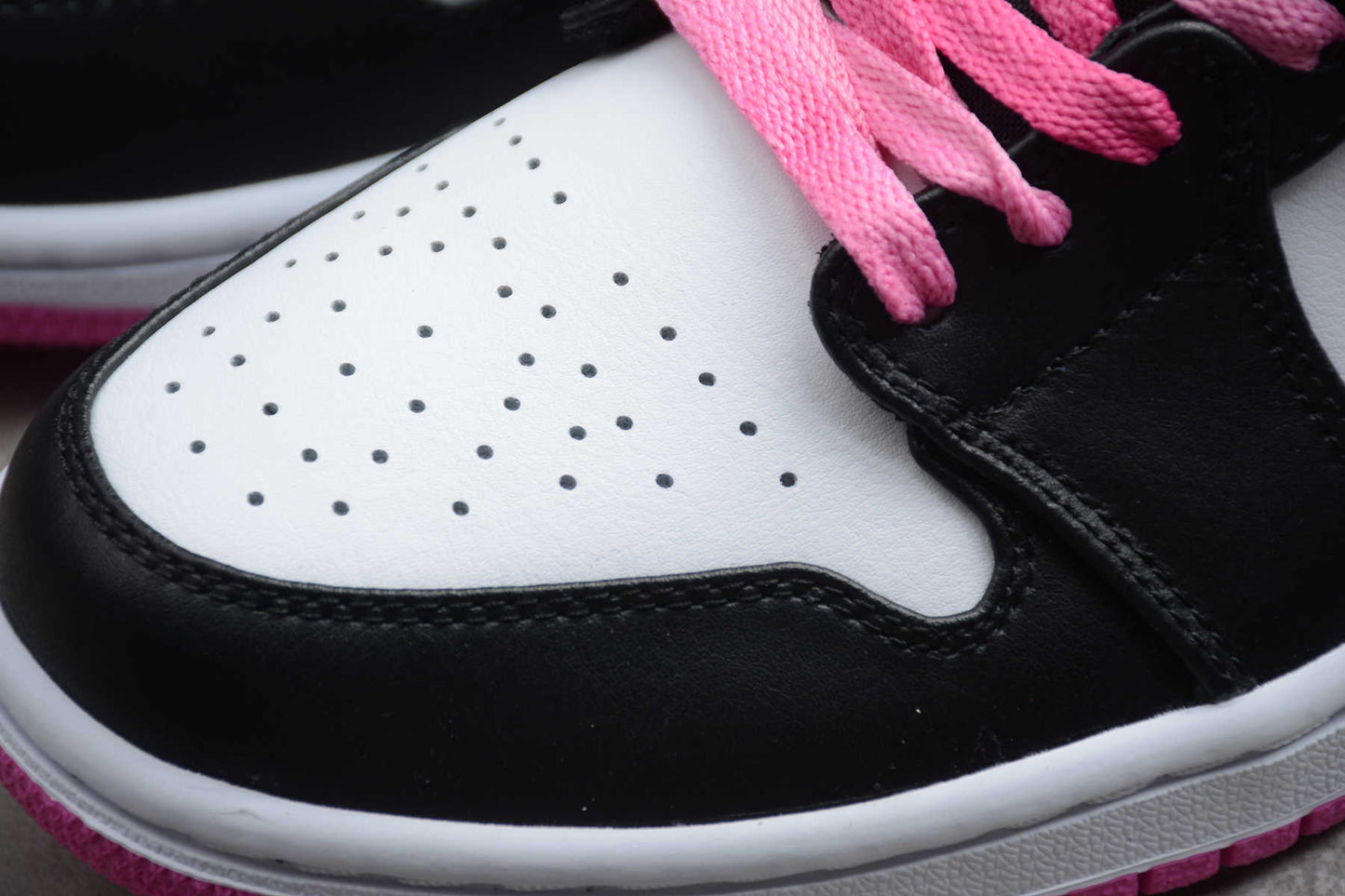 Air Jordan 1 Low "Black-Fuchsia"