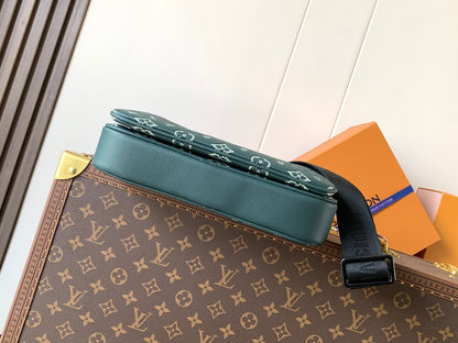 Louis Vuitton Trio Messenger