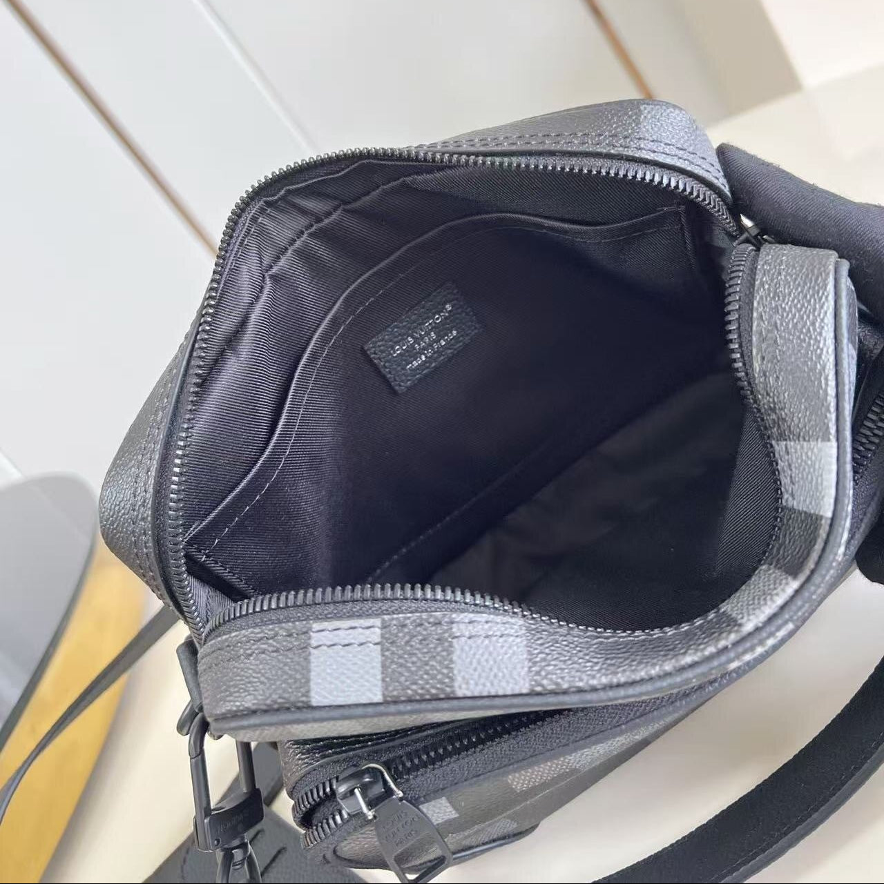 Louis Vuitton Nil Messenger