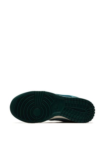 Nike Dunk Low "Green Velvet"