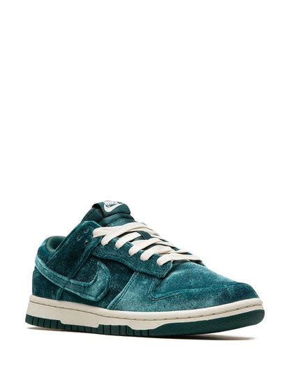 Nike Dunk Low "Green Velvet"