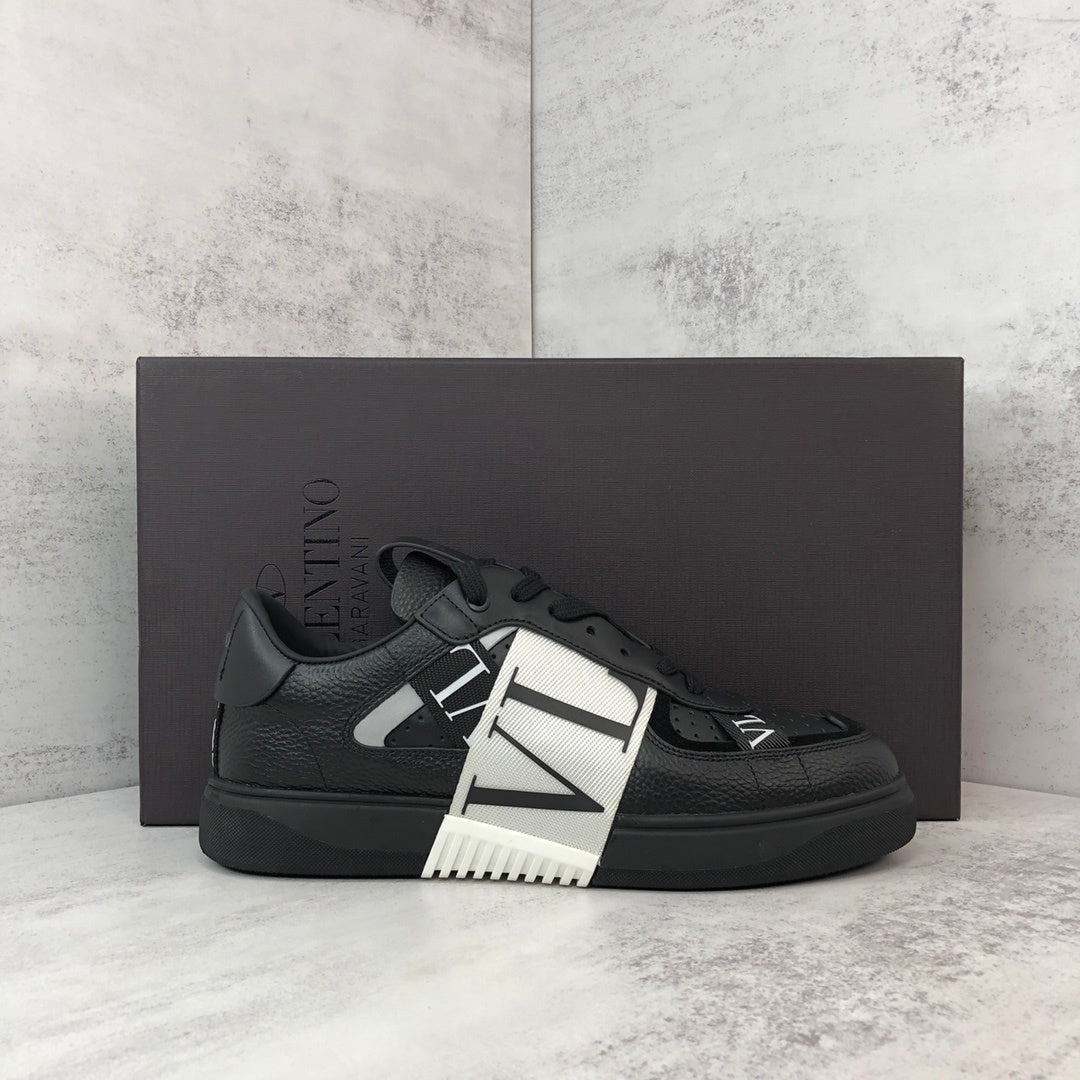 Valentino Garavani VL7N "Black-White"