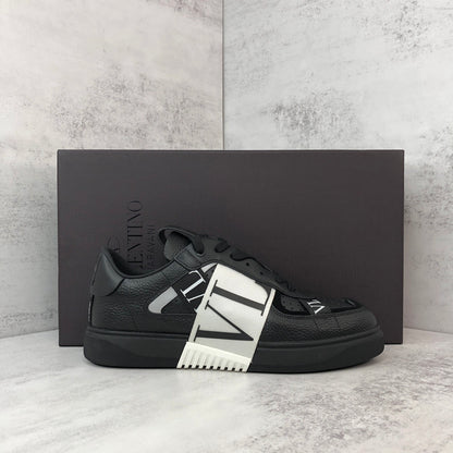 Valentino Garavani VL7N "Black-White"