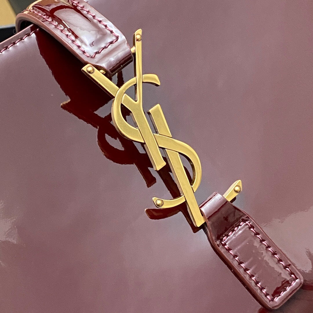 Saint Laurent le 5 à 7 Bag in Patent Leather