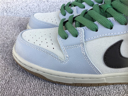 Nike SB Dunk Low "Maple Leaf"