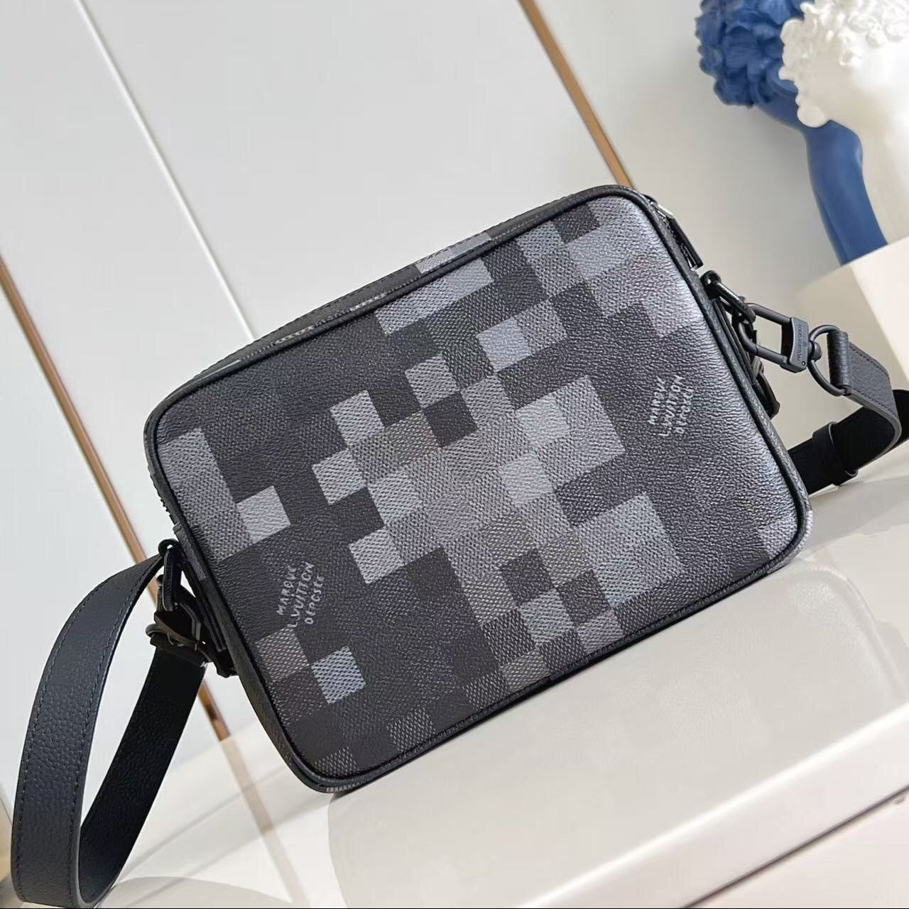 Louis Vuitton Nil Messenger