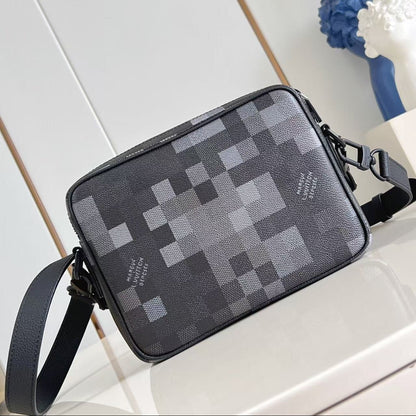 Louis Vuitton Nil Messenger