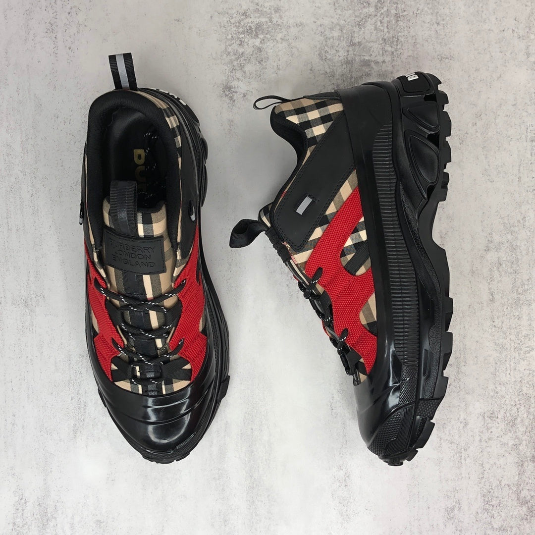 Burberry Arthur "Black-Red"