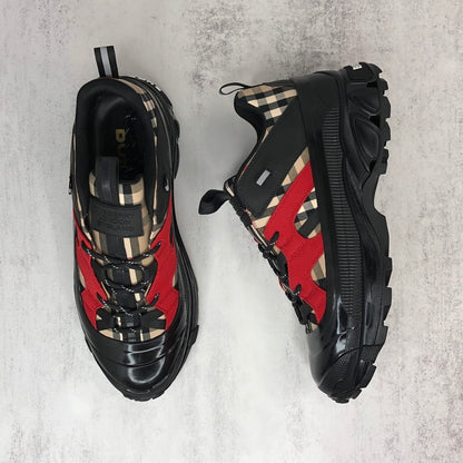 Burberry Arthur "Black-Red"