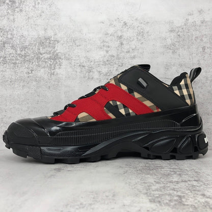 Burberry Arthur "Black-Red"