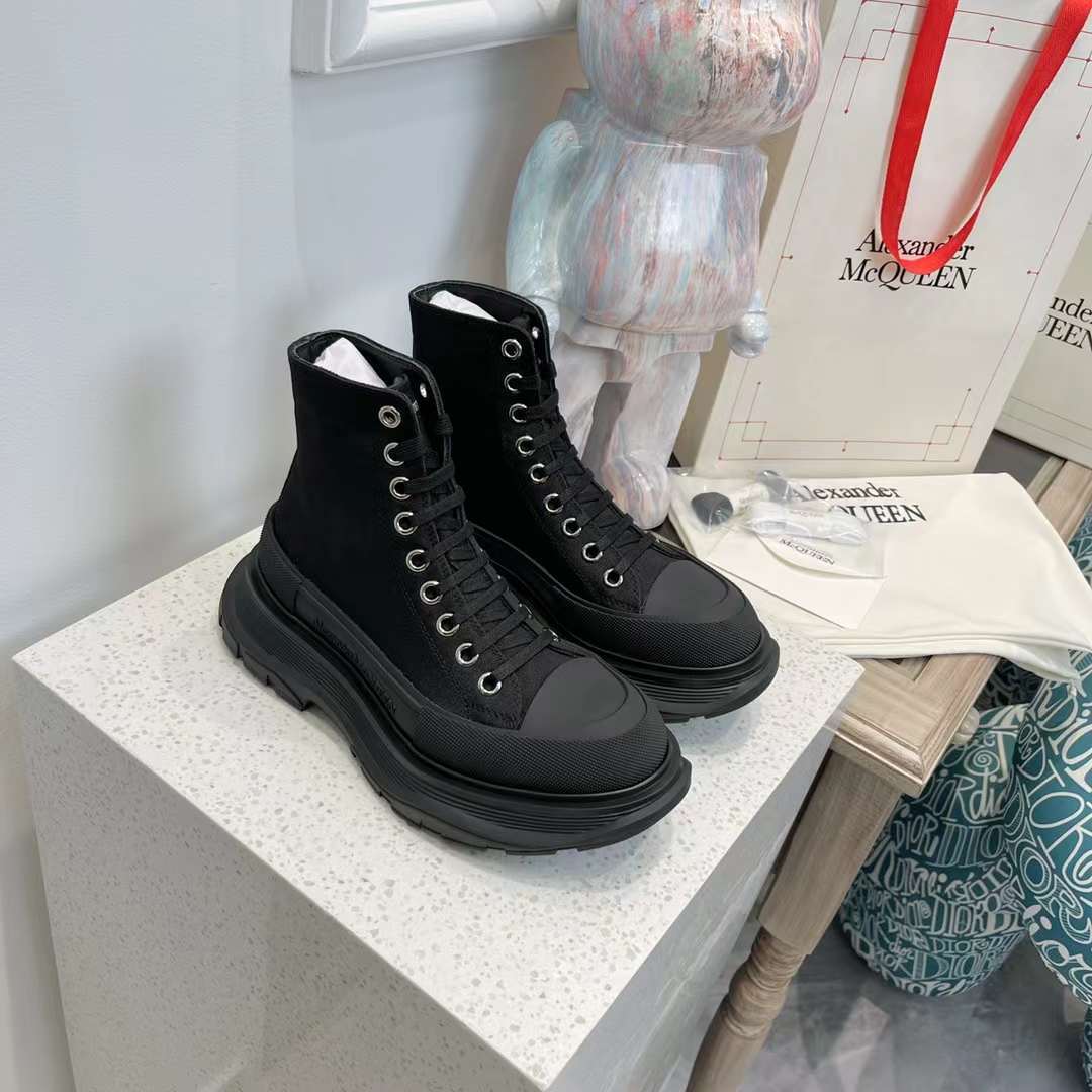 Alexander McQueen Tread Slick "Black"