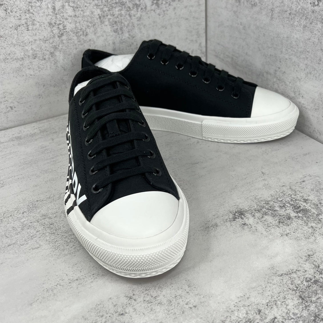 Burberry Larkhall "Black-White"