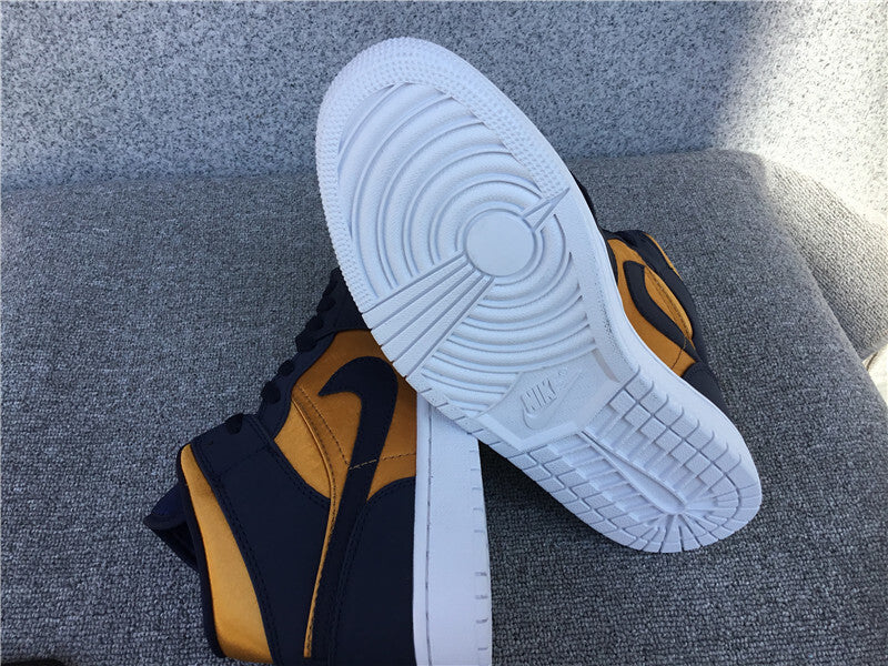 Air Jordan 1 Mid SE "Stain Gold"