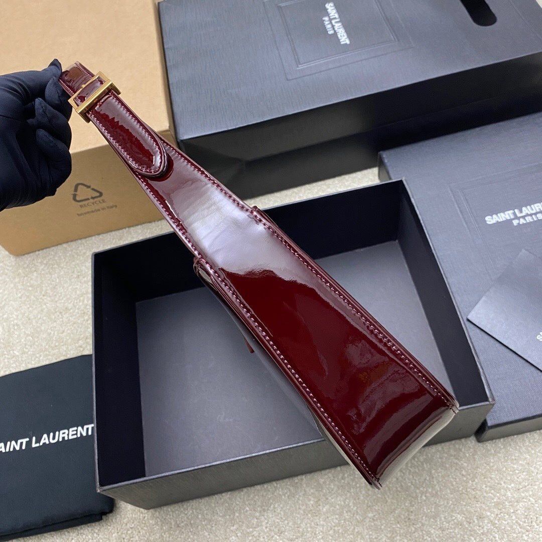 Saint Laurent le 5 à 7 Bag in Patent Leather