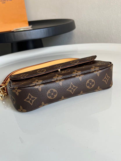 Louis Vuitton Wallet On Chain Ivy "Monogram"