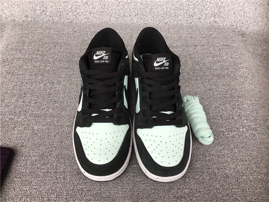 Nike SB Dunk Low "Barely Green"