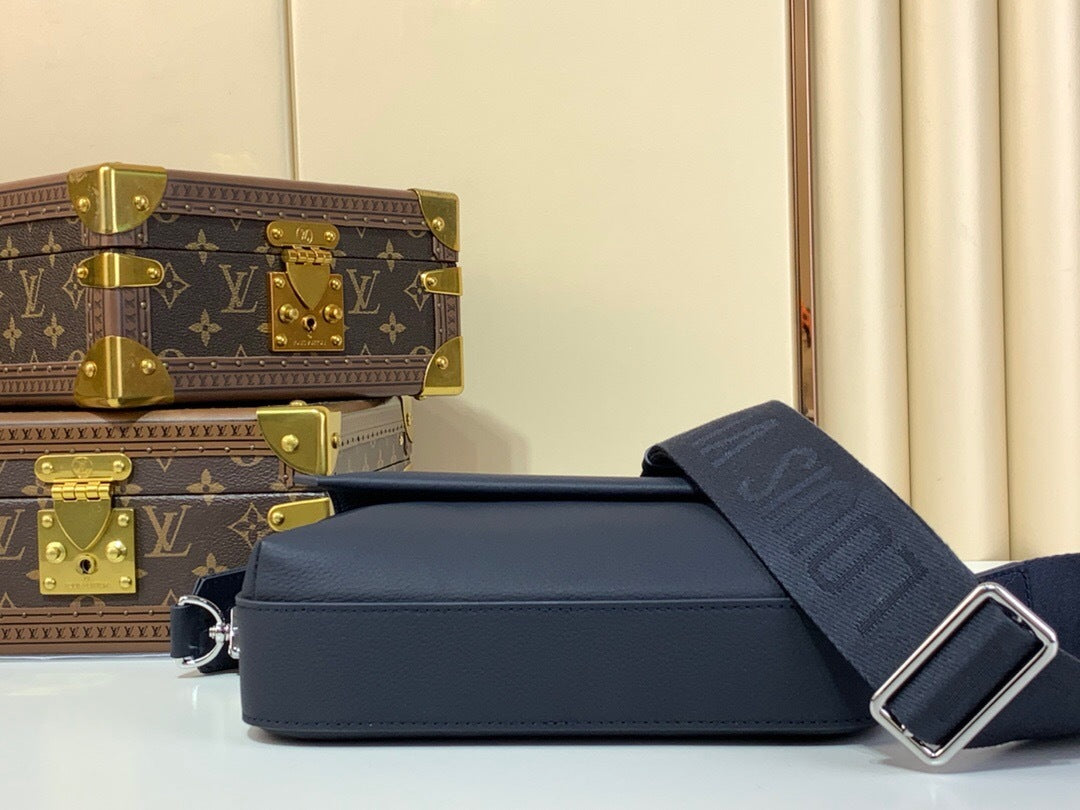 Louis Vuitton Fastline Messenger