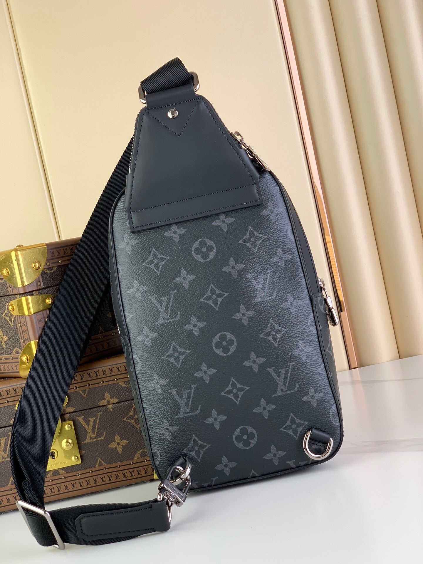 Louis Vuitton Avenue Slingbag