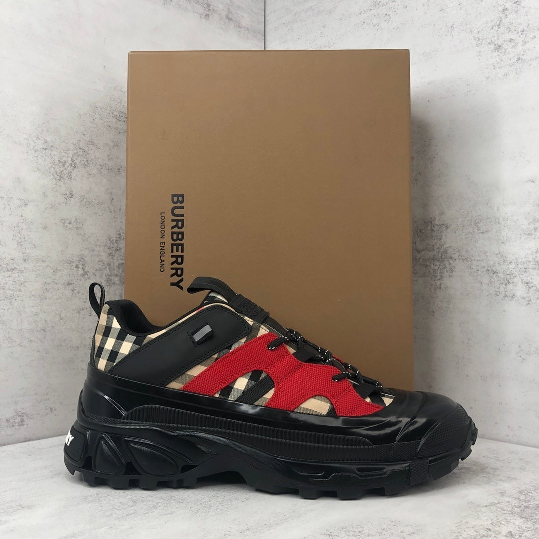 Burberry Arthur "Black-Red"