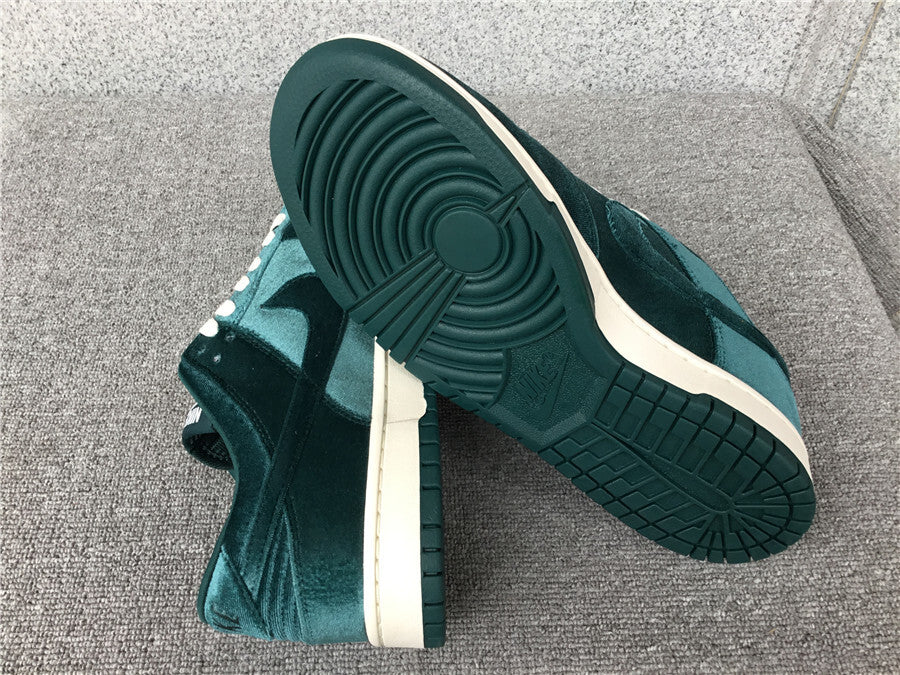 Nike Dunk Low "Atomic Teal"