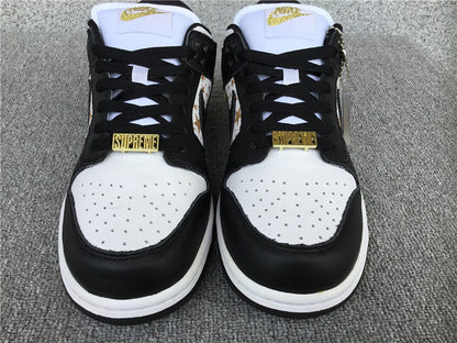 Supreme x Nike SB Dunk Low "Black Stars"