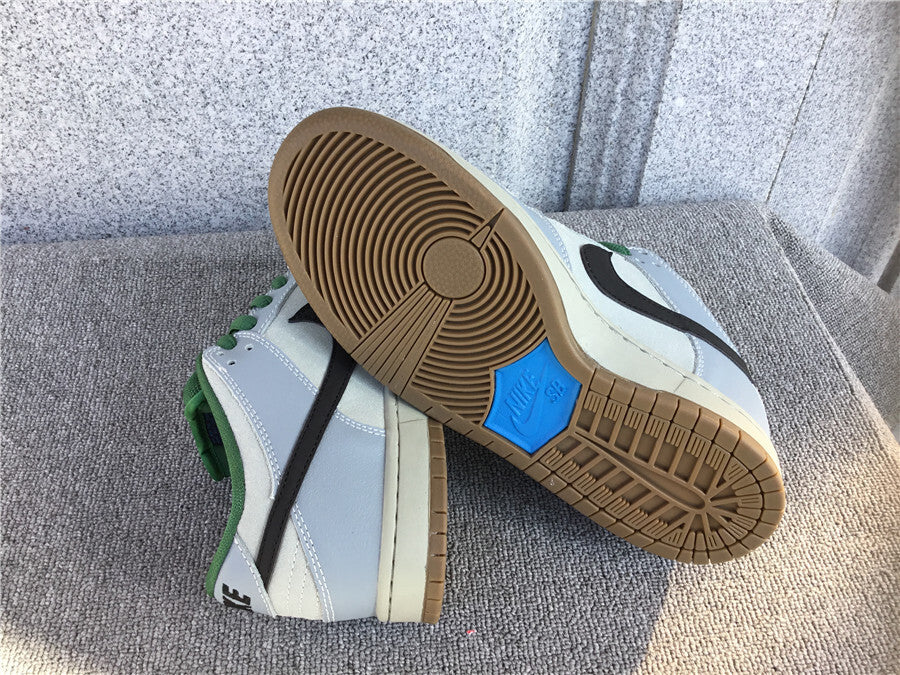 Nike SB Dunk Low "Maple Leaf"