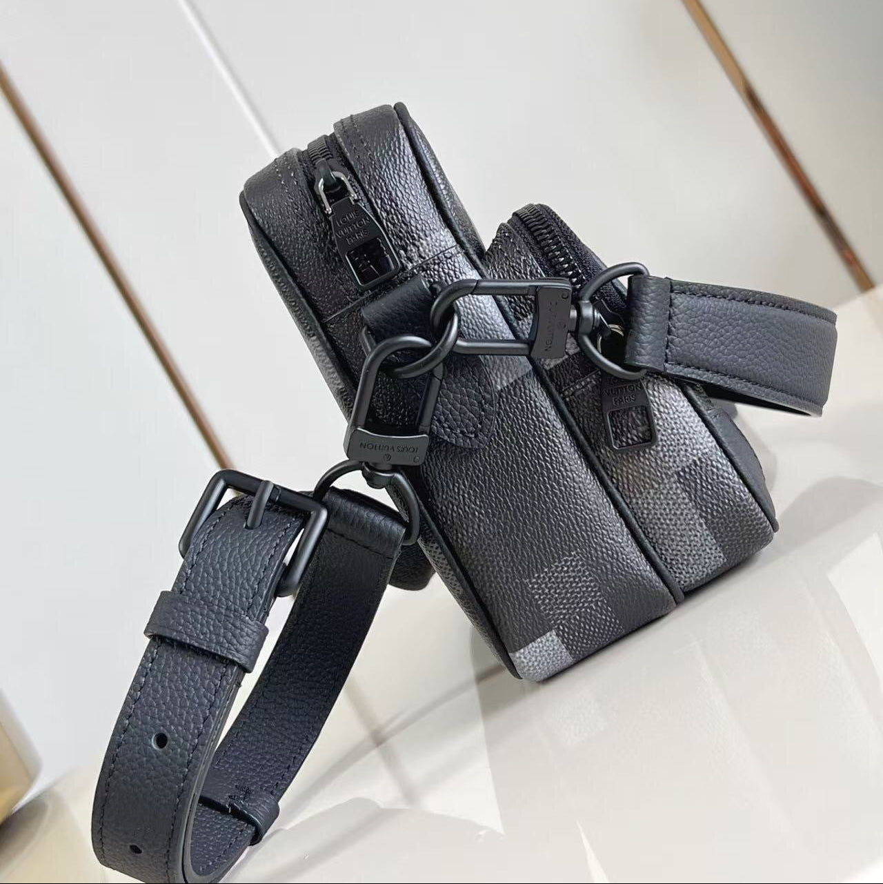 Louis Vuitton Nil Messenger