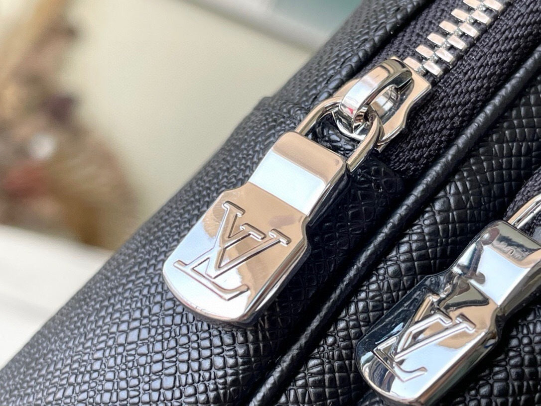 Louis Vuitton Avenue Slingbag