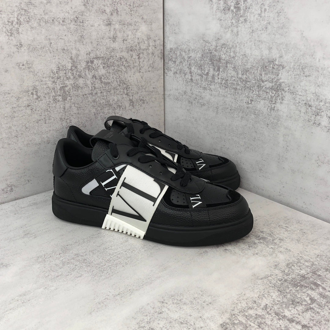 Valentino Garavani VL7N "Black-White"