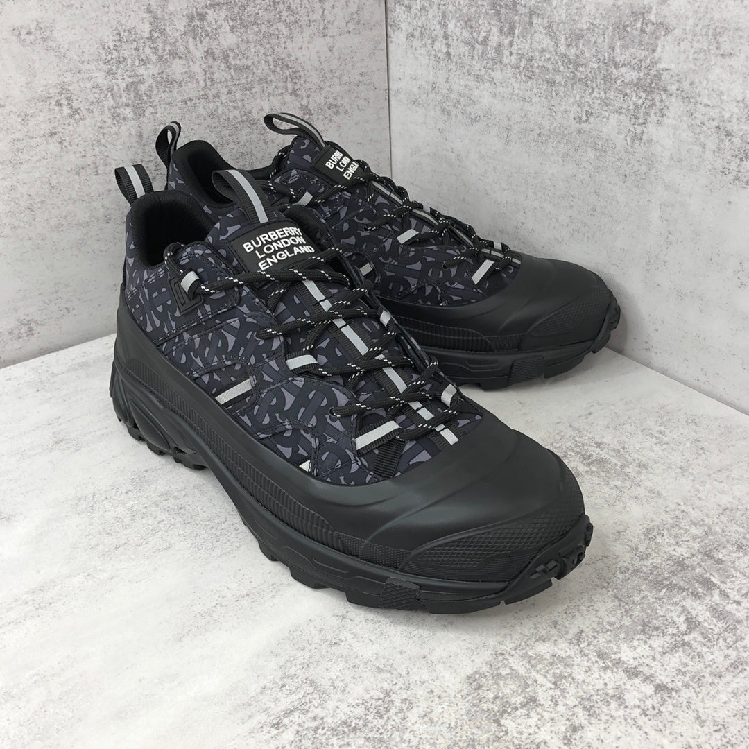 Burberry Arthur "Black-Grey Monogram"