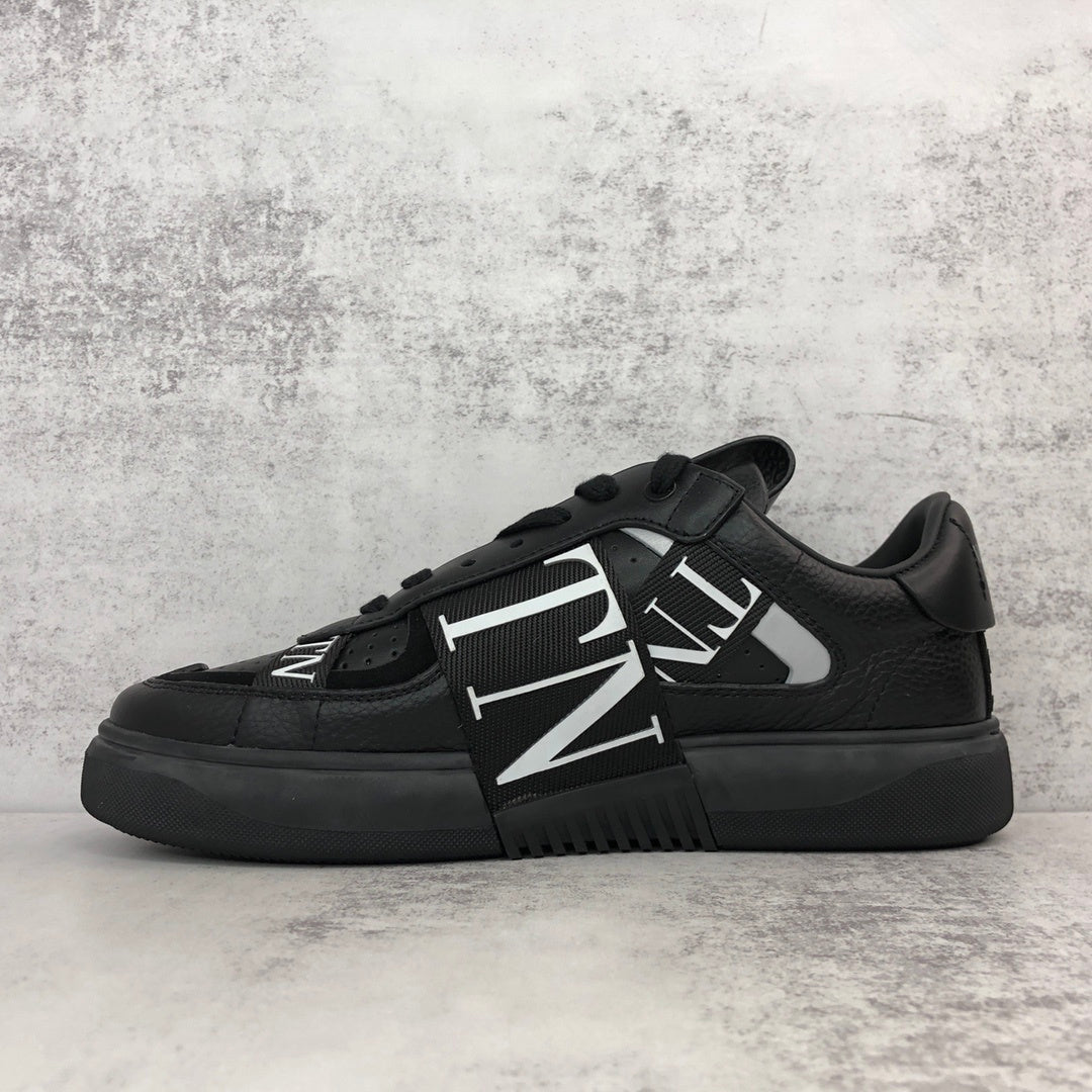 Valentino Garavani VL7N "Black"