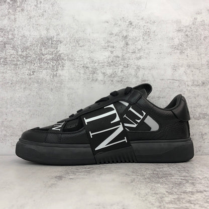 Valentino Garavani VL7N "Black"
