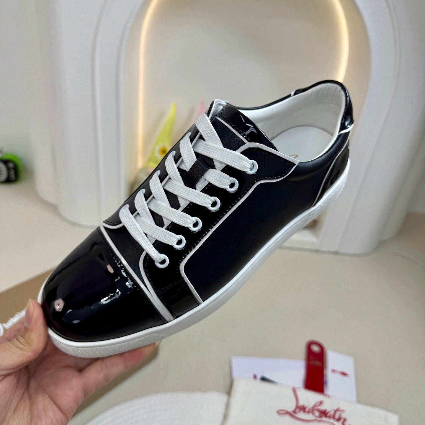 Christian Loubotuin Fun Viera Flat "Black-White"