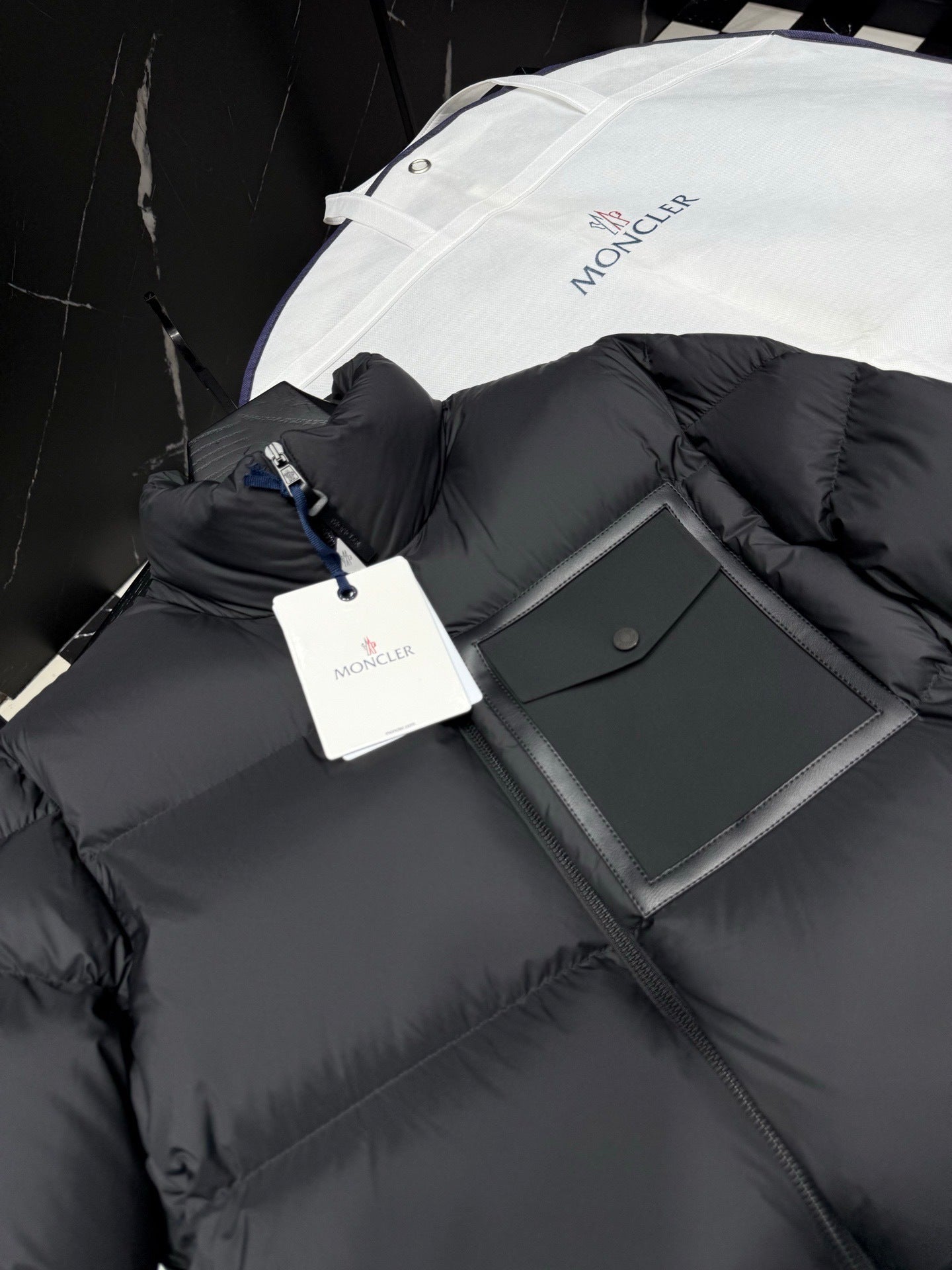 Moncler Chinon Square-Quilted Short Down Jacket "Black"