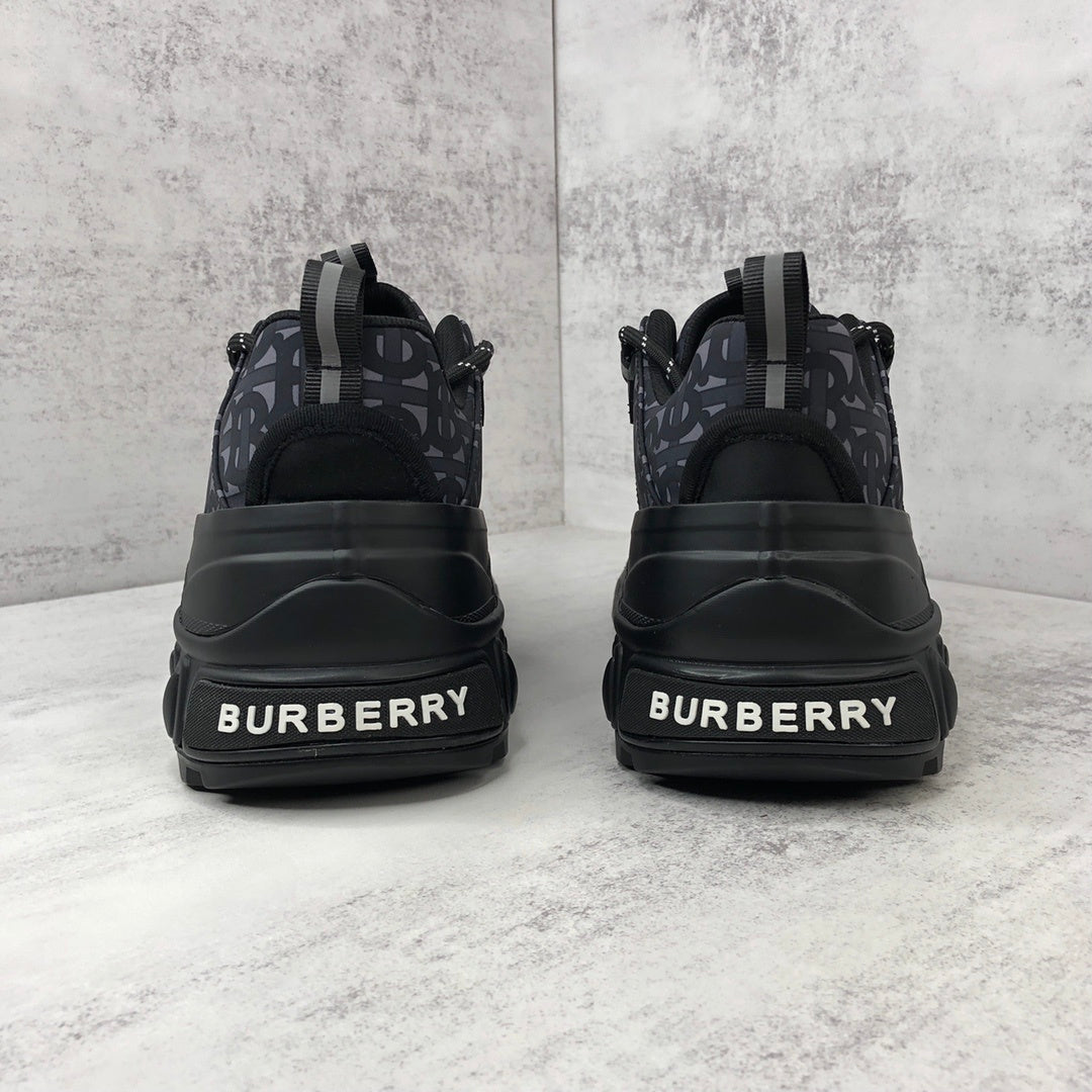 Burberry Arthur "Black-Grey Monogram"