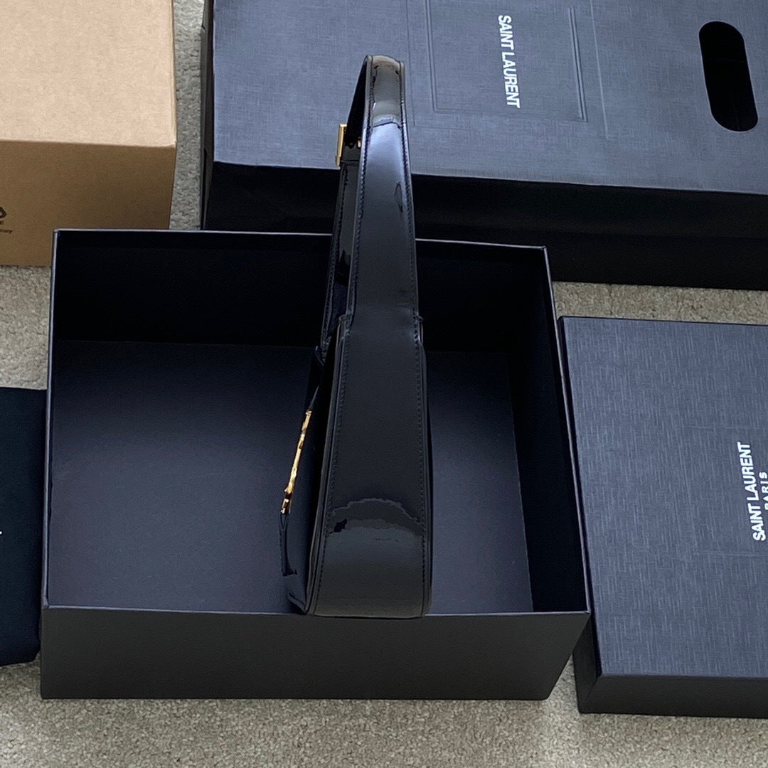 Saint Laurent le 5 à 7 Bag in Patent Leather
