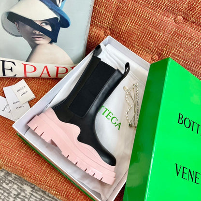 Bottega Veneta Tire Chelsea Boots "Black-Pink"