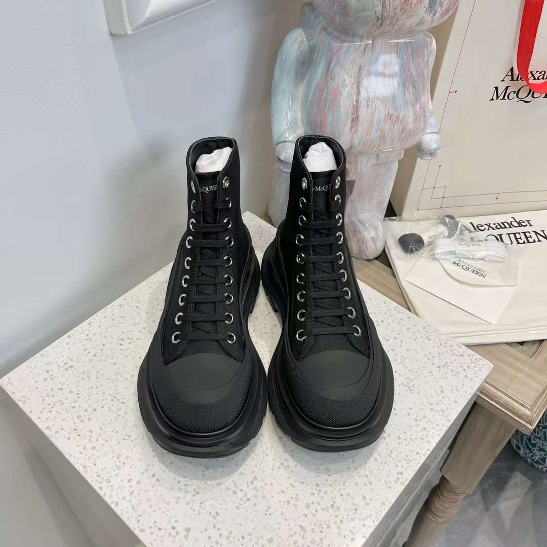 Alexander McQueen Tread Slick "Black"