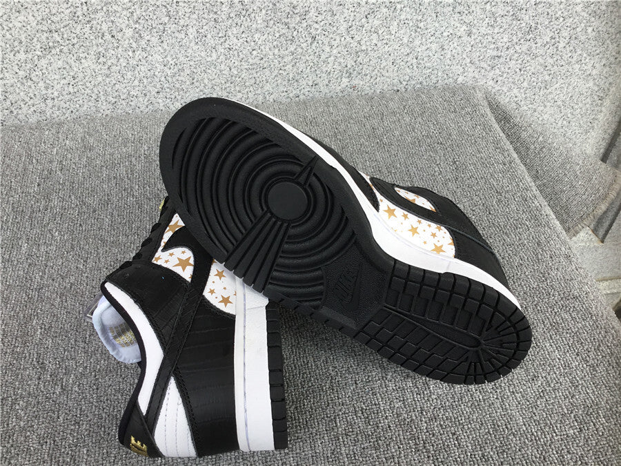 Supreme x Nike SB Dunk Low "Black Stars"